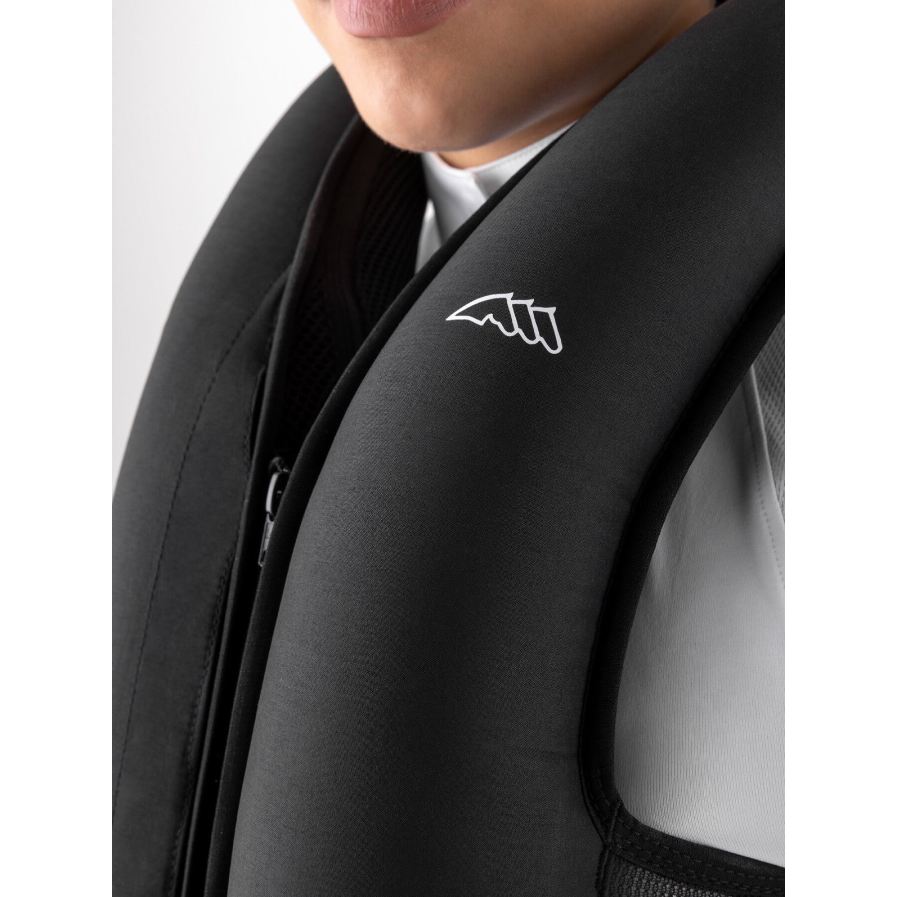 aere（アエレ）helter neck vest-detail-黒 Equiline Eclair Air Vest – Ride EquiSafe